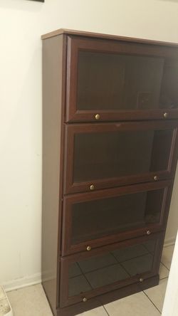 WOODEN DISPLAY SHELF/CABINET