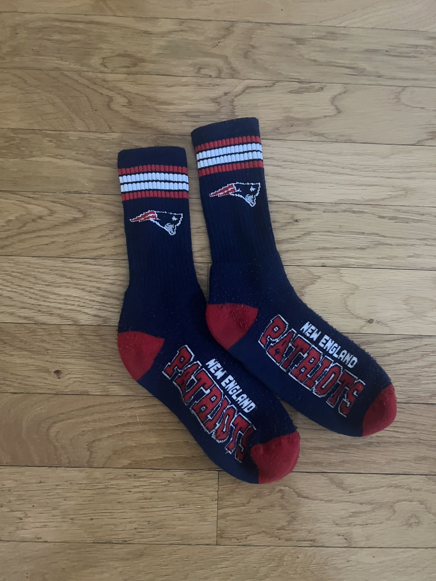 NEW ENGLAND PATRIOTS NFL FOOTBALL JERSEY LOGO 4 STRIPE CREW LENGTH SOCKS LARGE