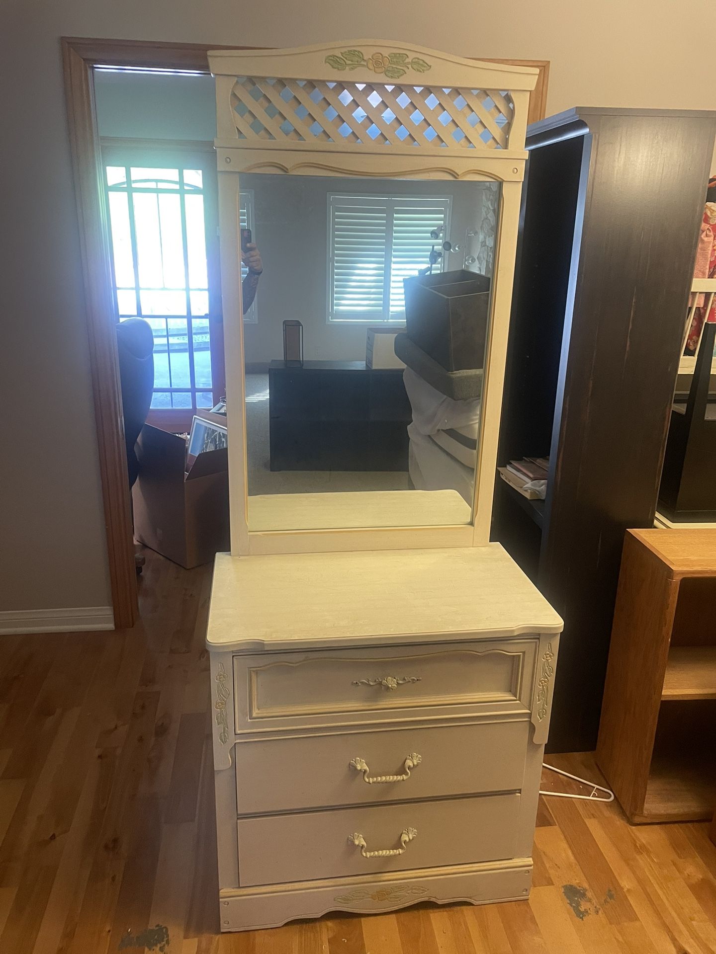 Dresser With Mirror