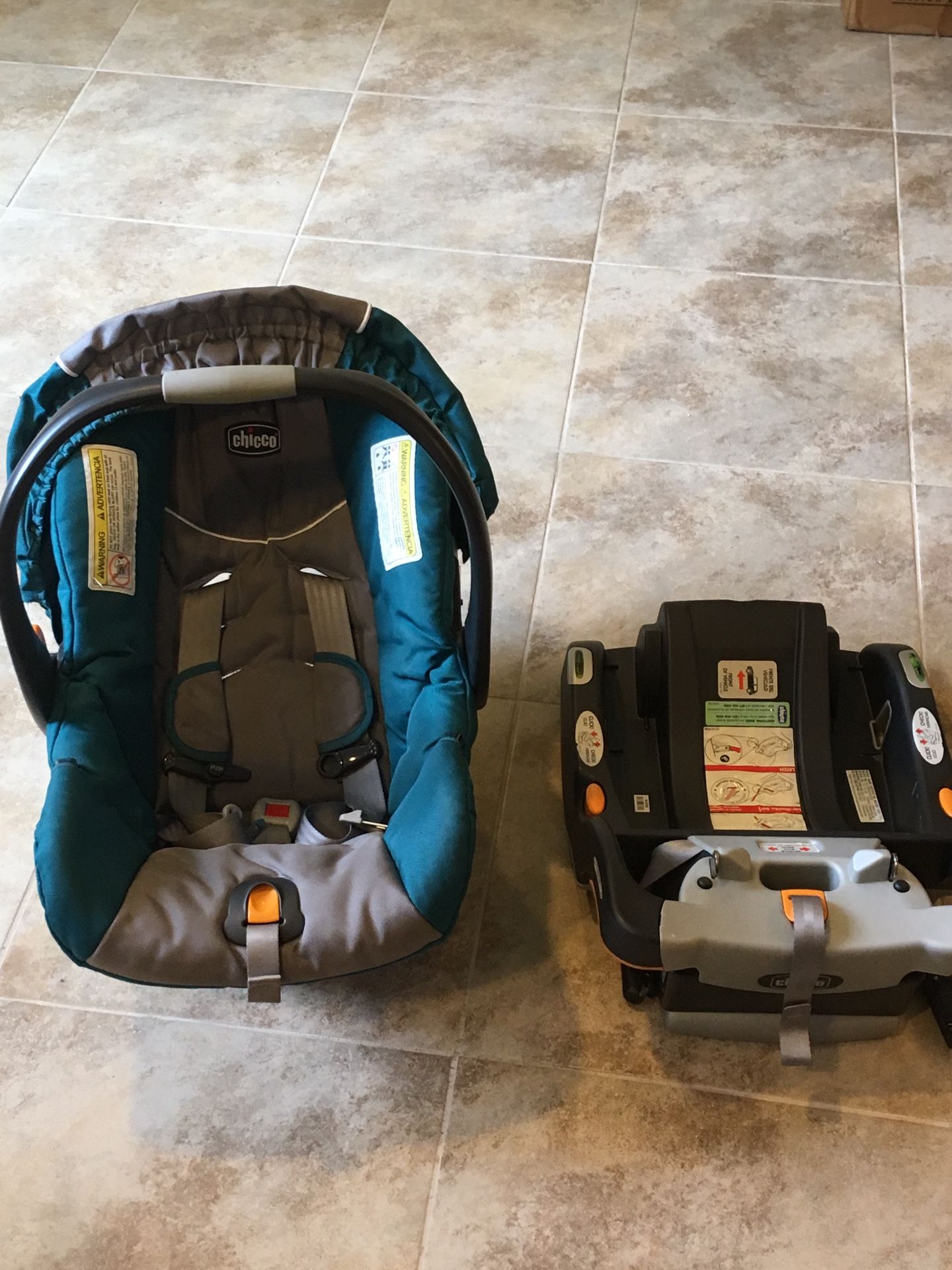 Chicco Bravo Keyfit 30 Infant car seat and Base