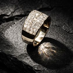 Elegant men’s diamond ring