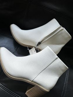 NEW-White Short Women’s Cowboy Boots