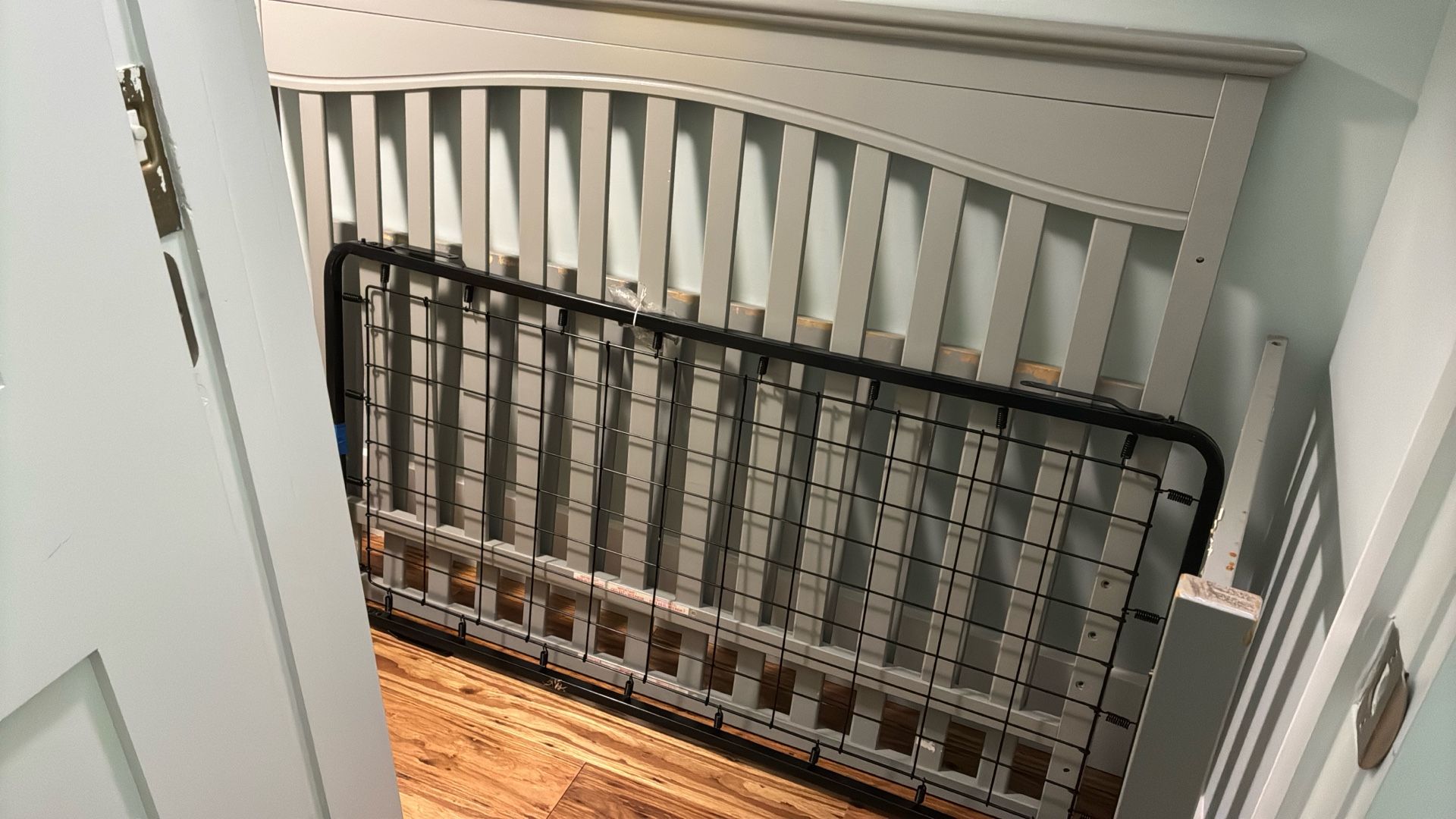 Free Grayco Baby Crib, Missing 1 Screw. No Mattress