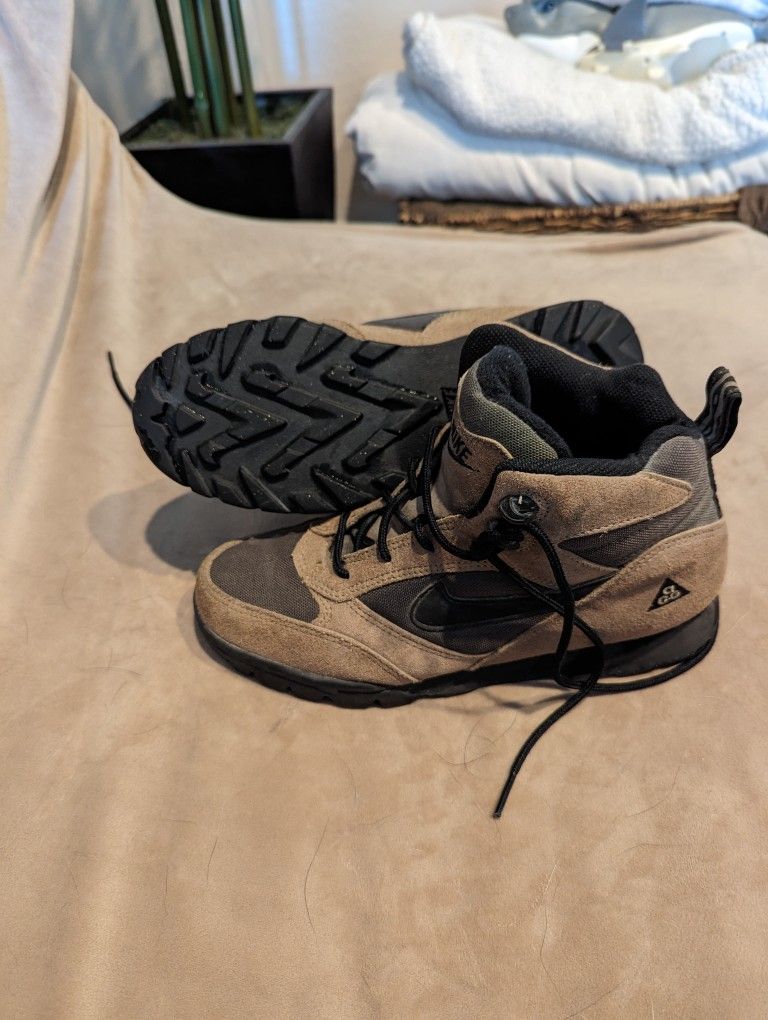 RARE 90s Vintage OG Nike ACG Caldera Hiking Boots Women Size 8.5 EXCELLENT