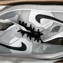 Air Jordan 1 Mid "Light Smoke Grey" 