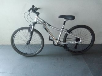 BICYCLE CANNONDALE 6 SPEED SIZE 24 BRAND NEW