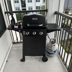 Dyna-Glo Propane Grill w/ Grill Cleaner/ Grill Scrub. Grill Cover And 3/4 Propane Tank 