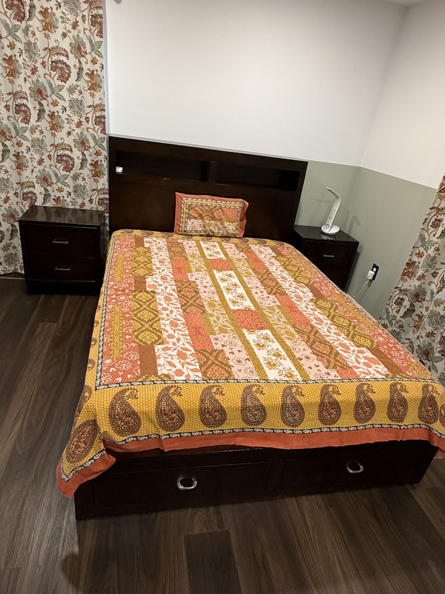 Queen Bed With 2 Night Stand And Dressing Table