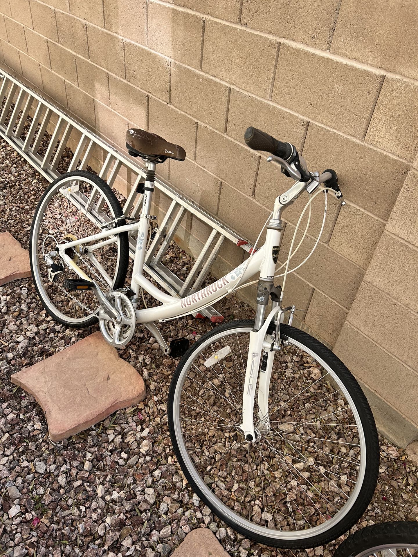 7000C Northrock CL5 Women’s Comfort Hybrid Bike