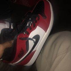 Jordan 1 Black toe Chicagos 