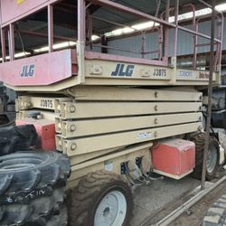 JLG 330CRT Scissor Lift 4X4