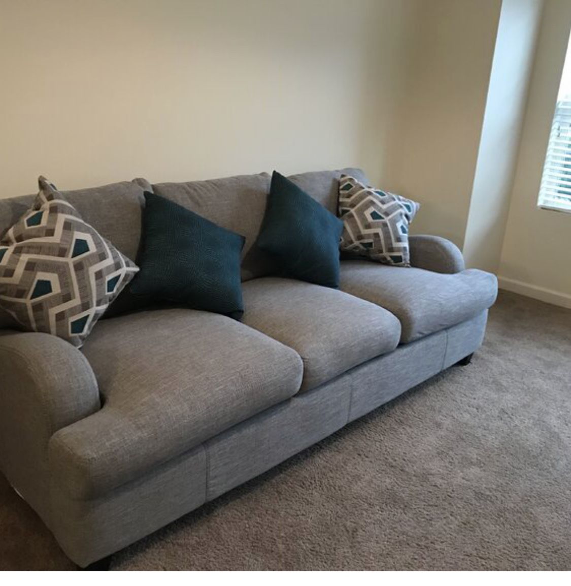 3 seater couch new in a box B/O with 4 throw pillows