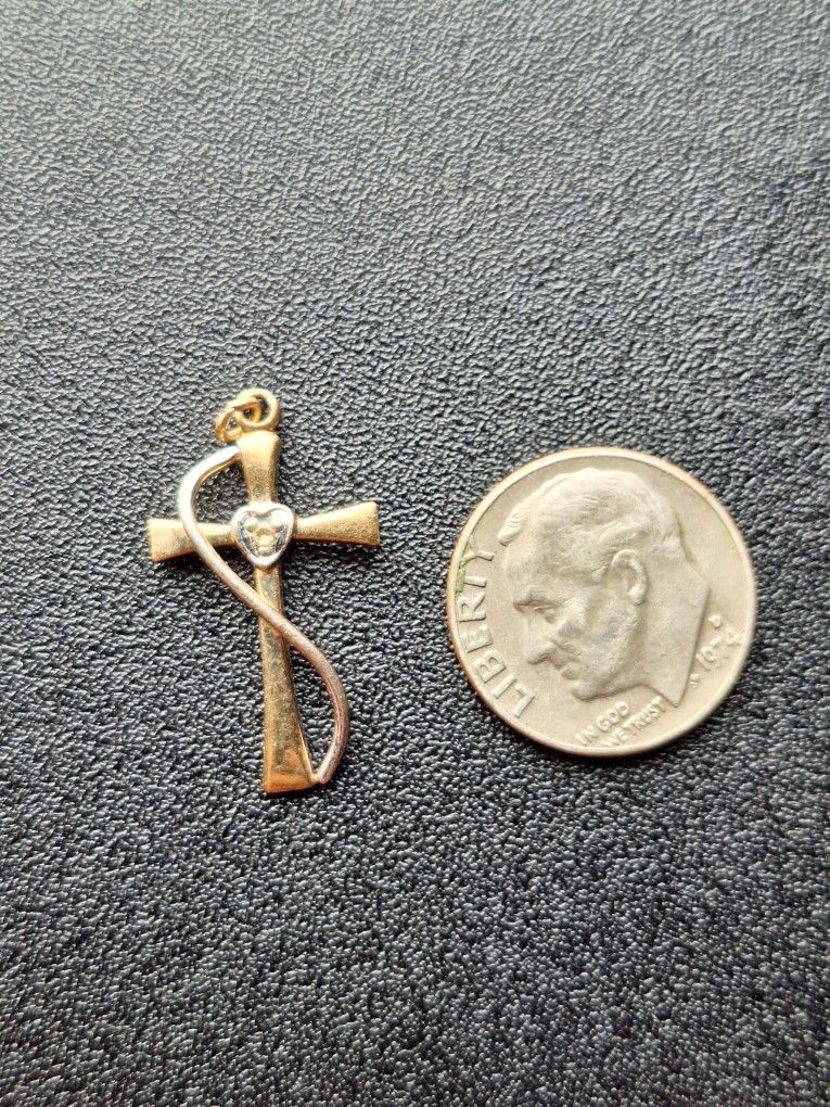 14kt Gold Cross Pendant w/ Diamond. 0.90 Grams.