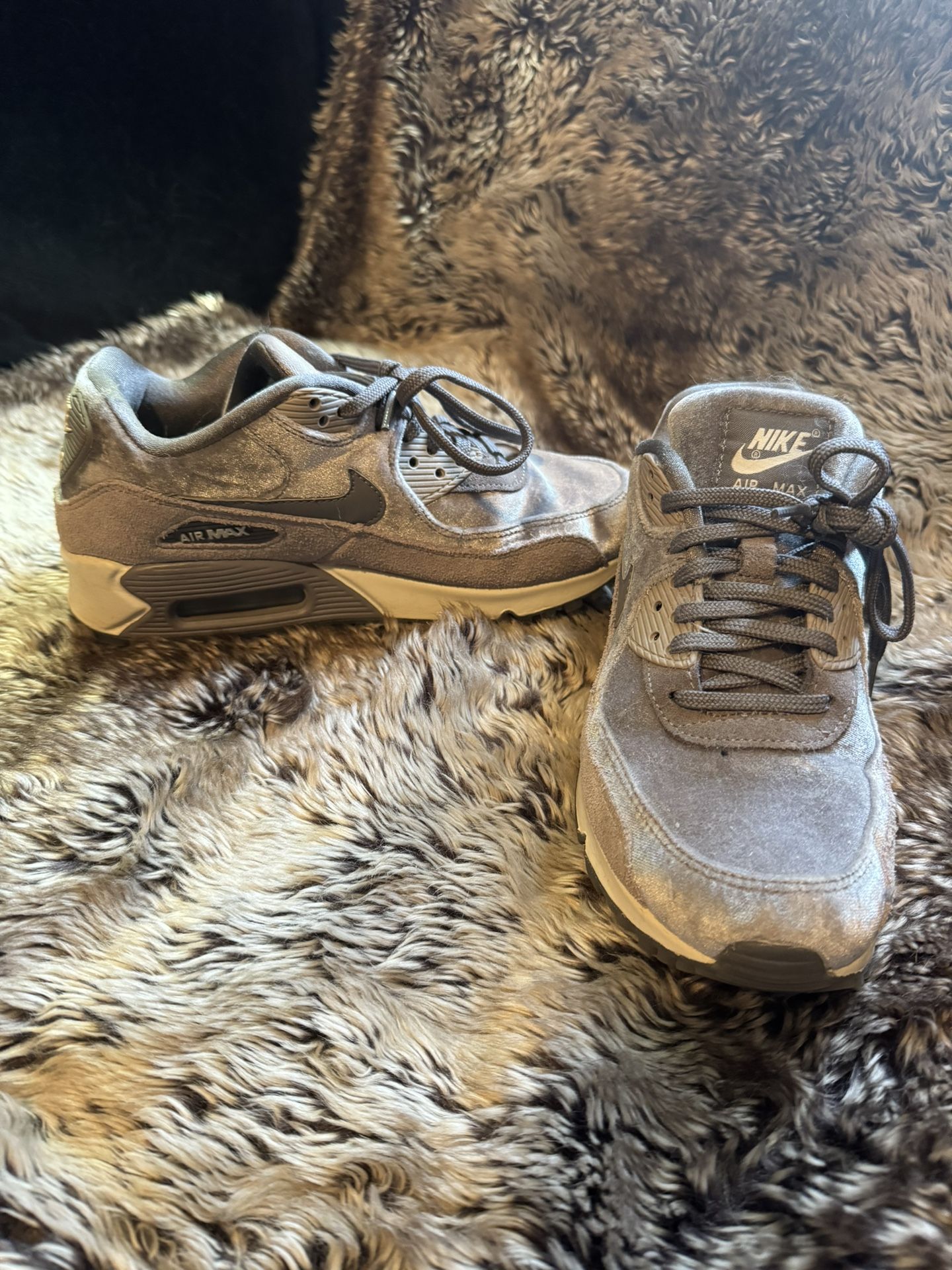 Nike Air Max Women’s Size 6.5 Grey Silver Velvet
