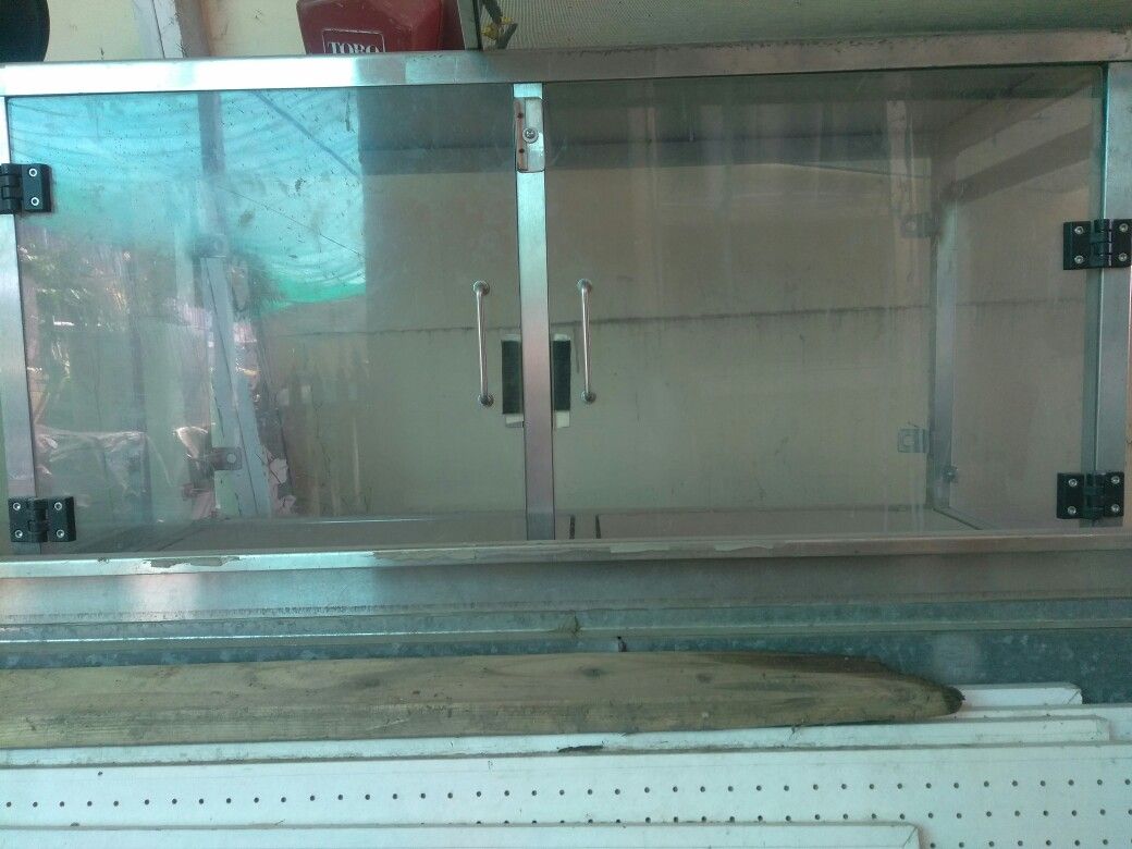 Vitrina para fruta picada no tiene la Mesa en buenas condiciones