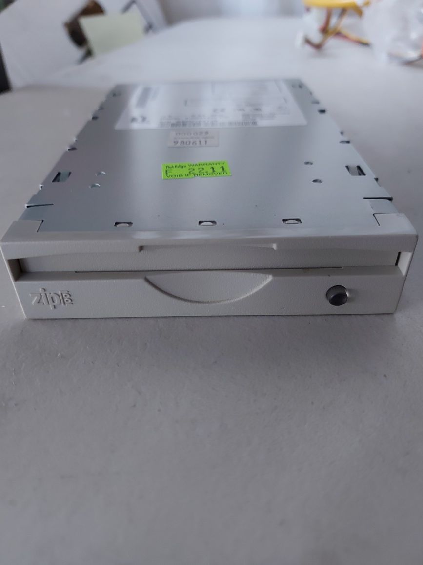 IOMEGA Z100ATAPI Iomega 100MB 3.5in IDE White Zip Drive Z100ATAPI Internal