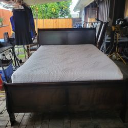 Queen Sleigh Bed