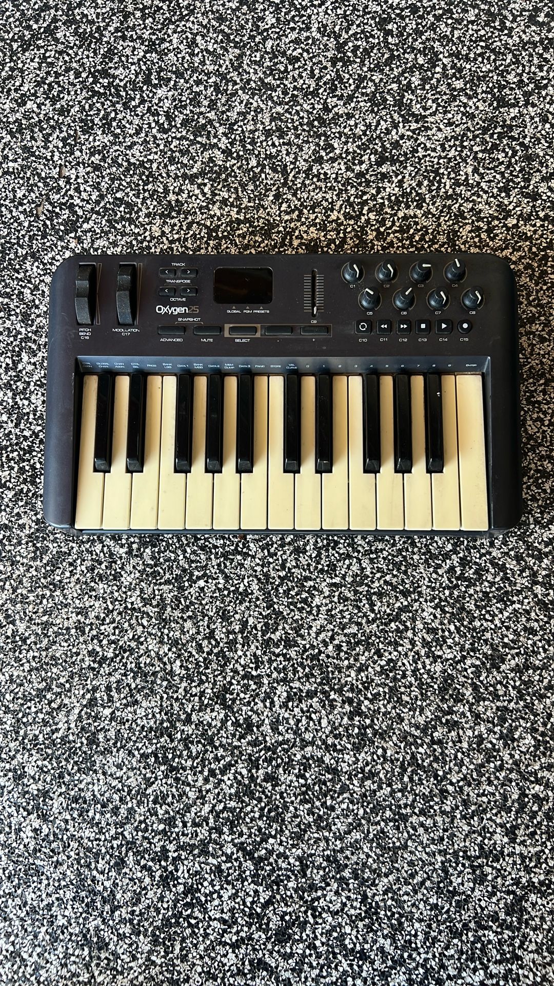 M-Audio Oxygen25- 2 8va MIDI Controller