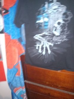 Skull Graphic Grayard T-Shirt!