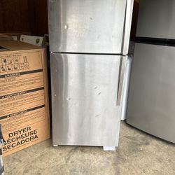 Whirlpool fridge with icemaker works great all it needs is a good cleaning
