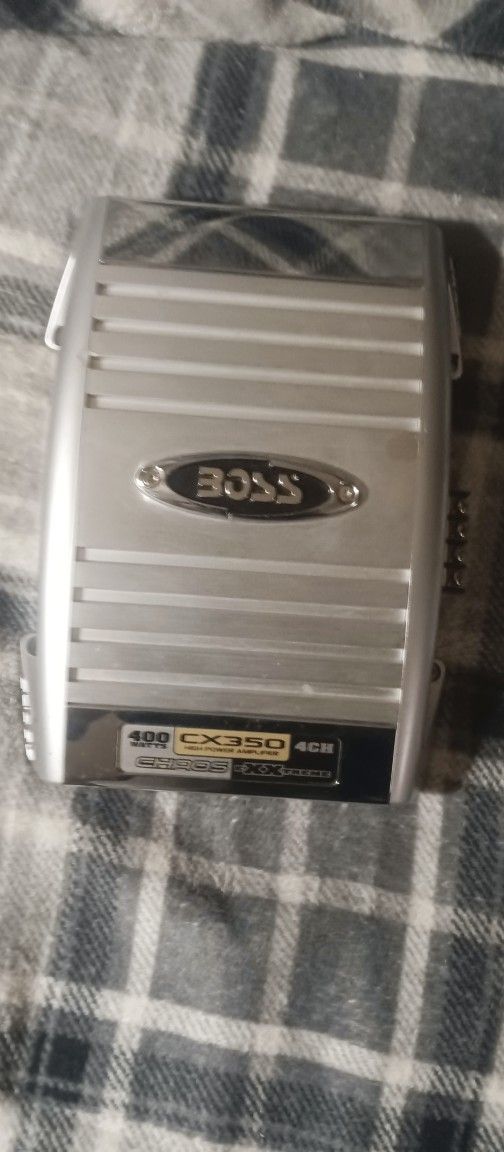 Boss Chaos Extreme Boss 400 Watts Cx350 High Power Amplifier Can't Get Power I Don't Know It Has A Remote Hookup That's Probably How You Turn It On..