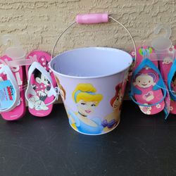 NEW...DISNEY PRINCESS PAIL AND 2 PAIR GIRLS FLIP FLOPS SIZE M(5-6)