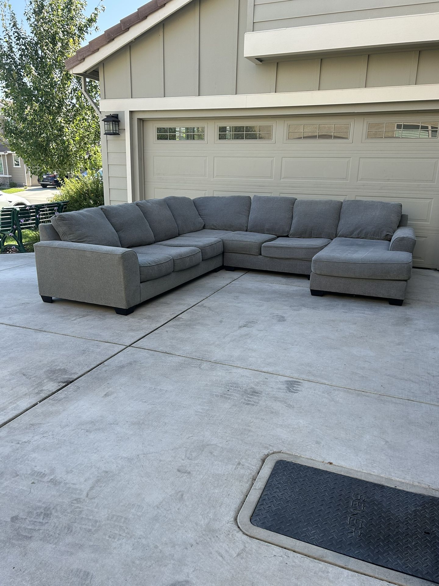 Beautiful Grey Sectional Couch (Delivery Available)