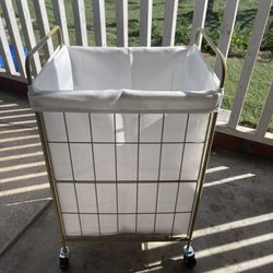 brand new ! Laundry hamper with lock wheels 