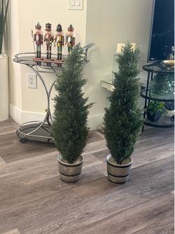 Pretty artificial plant 3 ft tall set with planter ! Brand new
