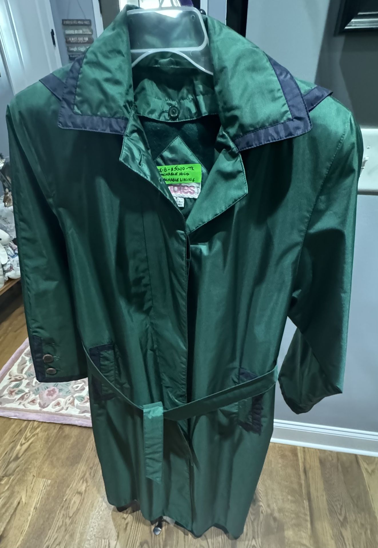 Women’s Long Green Button Raincoat w/removable lining/hood/belt-2 front pockets-Sz 8