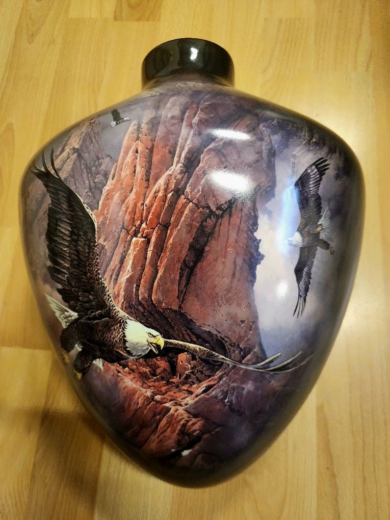 Bradford exchange Porcelain vase "SPIRIT OF THE EAGLE" TED BLAYLOCK