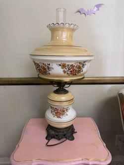 This is a vintage floral iridescent "Gone With the Wind"lamp.