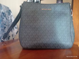 Like new Michael Kors large Jet Set crossbody bag