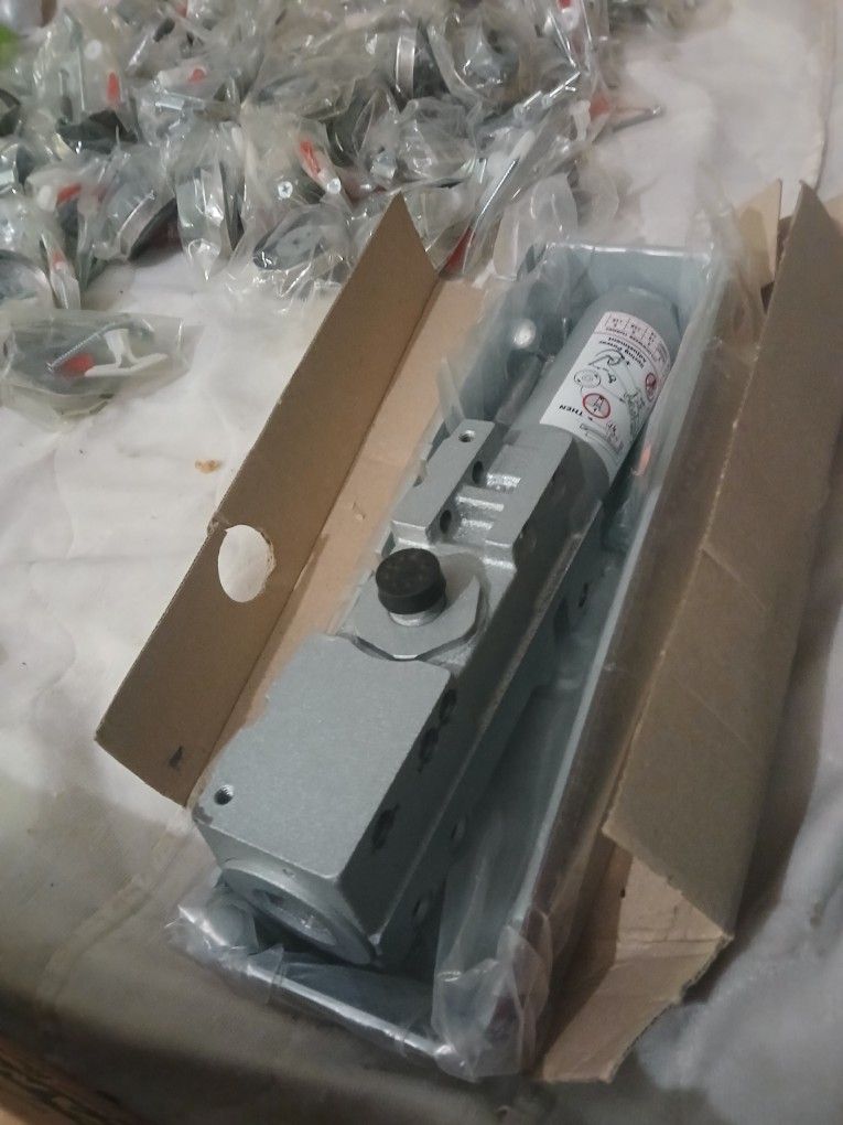 (3) Stanley Security QDC100 SERIES DOOR CLOSERS w/Cover NIB