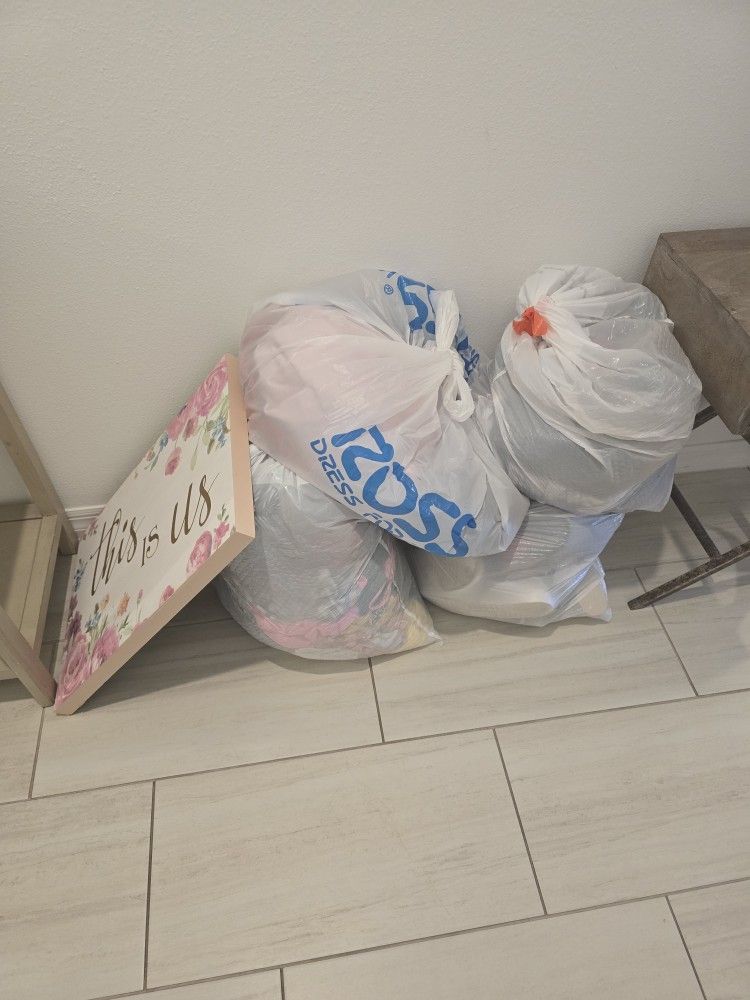 4 Bags Of Young Women Clothes And Shoes M,L,XL