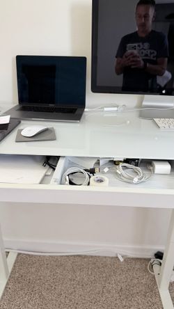 Modern Standing desk that is adjustable