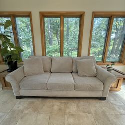 Neutral, transitional-style sofa – professionally cleaned, timeless design, ready to enjoy
