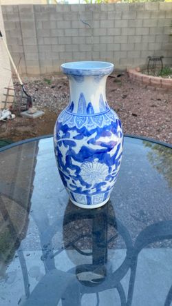 Porcelain. Vase