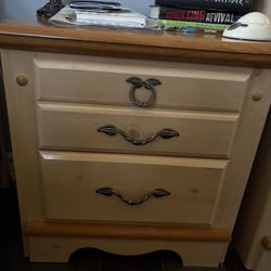 Pair Of Night Stands/End Tables