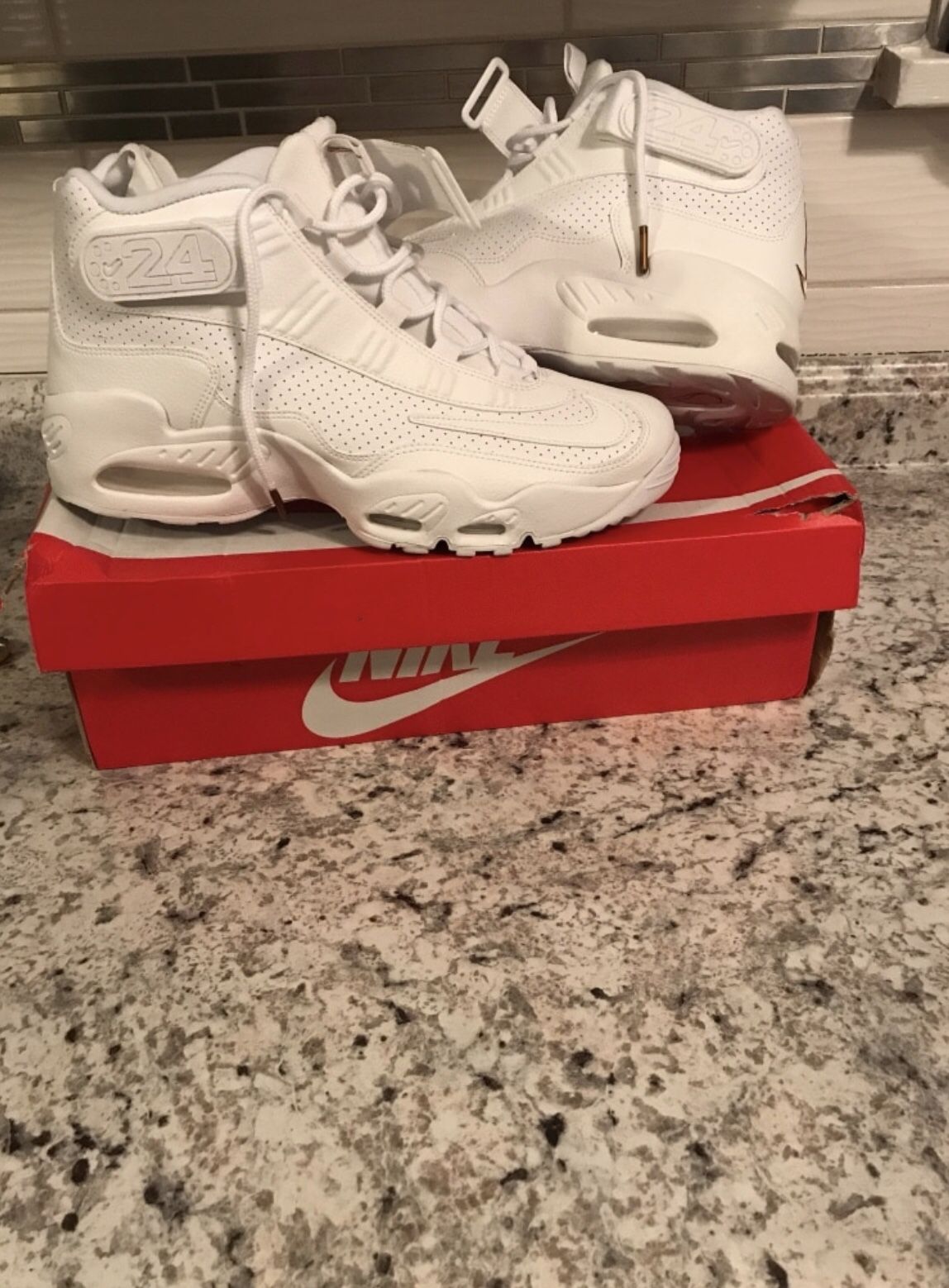 (New) Pair of white nike air max with box