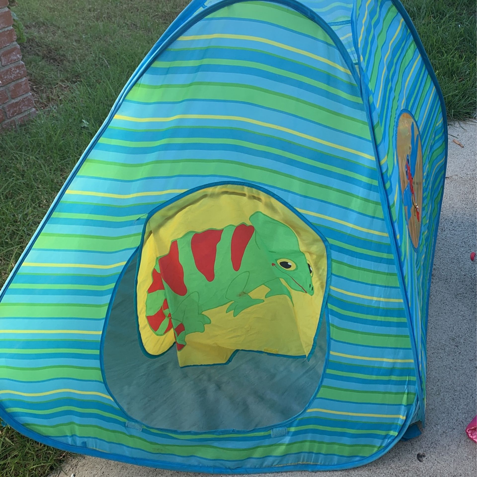 Free Play Tent