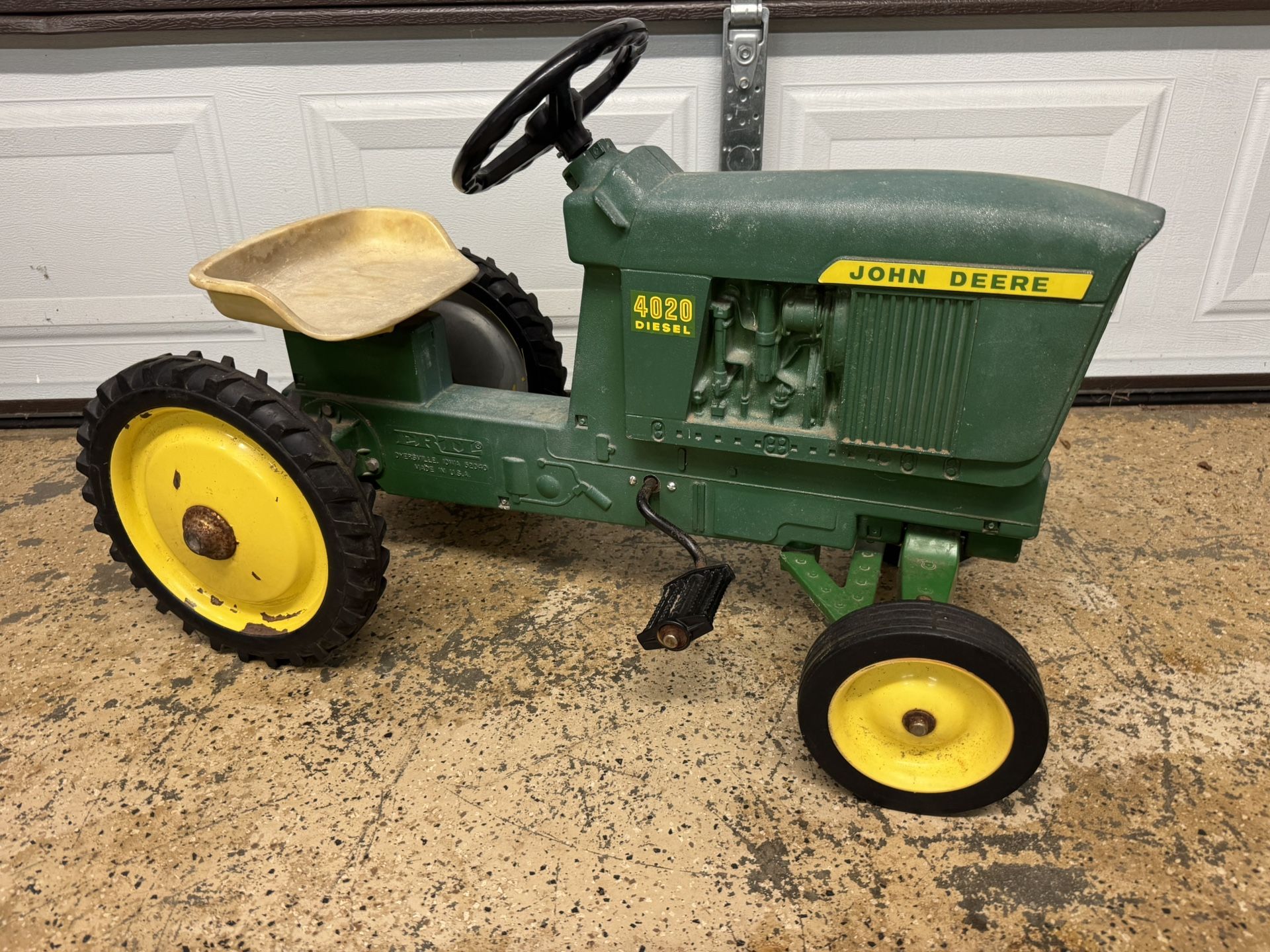 Pedal tractor- John Deere 4020
