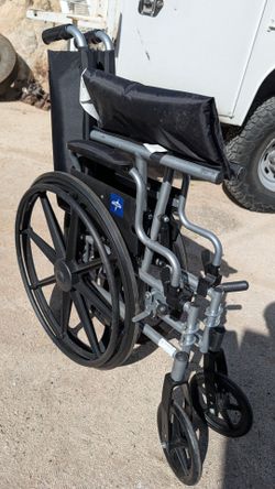 Like new Medline wheelchair Excel k4 basic excellent condition folding wheel chair