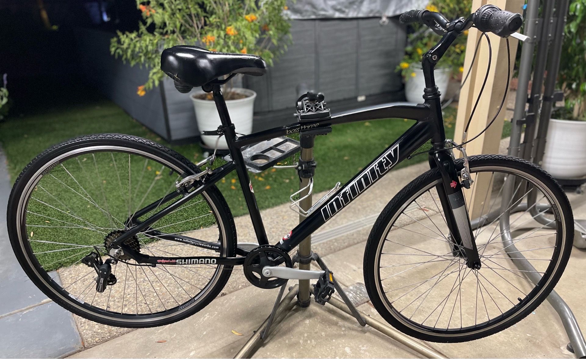 Infinity Boss Three Hybrid Bike