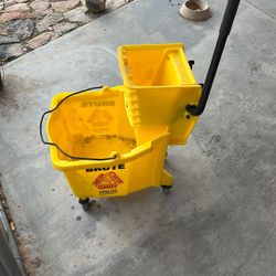 Endustrial Mop Bucket On Wheels  With Nice Mop