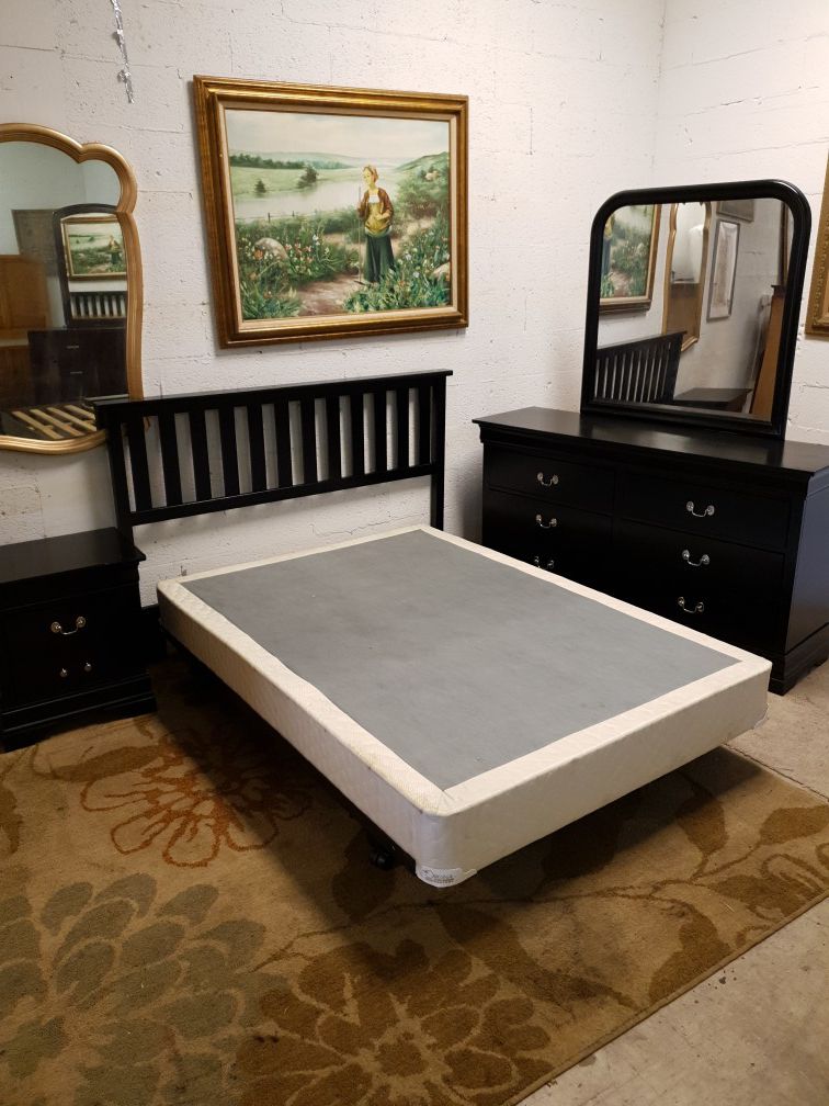 Full size bedroom set black wood in excellent condition