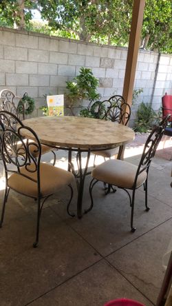 48”round table set with 4 chairs