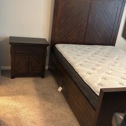 Beautiful Dark Wood Queen Sized Bedroom Set!