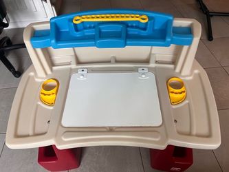 Step2 Deluxe Art desk with chair (kids)