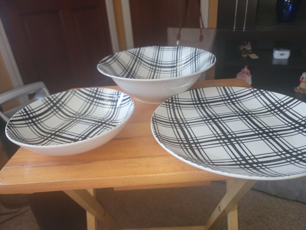 😁CERAMIC SERVING DISHES. 2 BOWLS AND A PLATE. I HAVE MORE OF YOU NEED MORE.